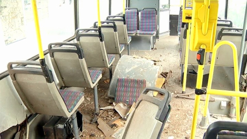 Výbuch_pneumatika_autobus_zdemolovaný